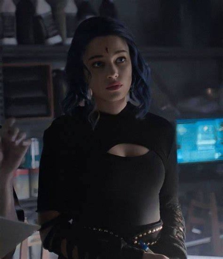 Does Rachel get a suit in Titans?
